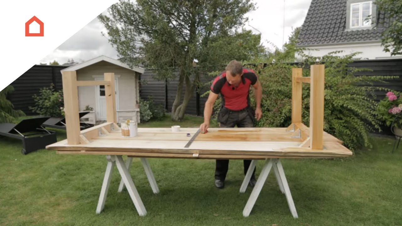 Start med at give undersiden p&aring; dit plankebord olie