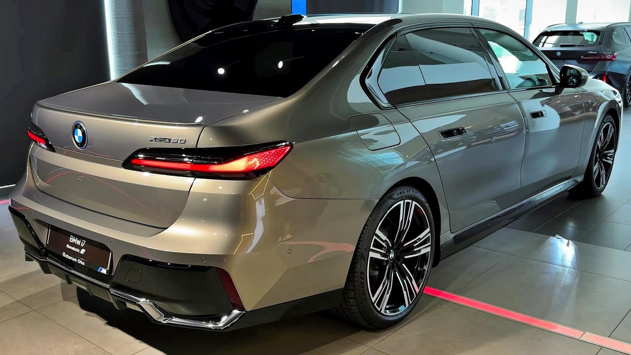 2025 BMW i7 - Striking Luxury Sedan!