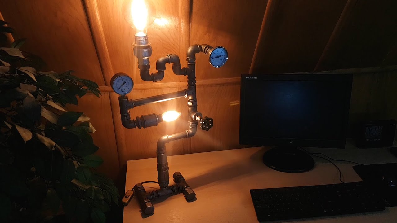 Steampunk-owa lampa na biurko