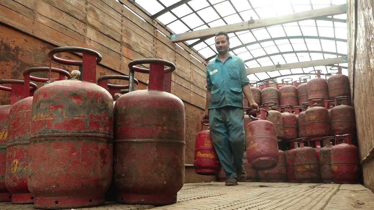 Cooking Gas Price Hiked By  Rs 25 Per Cylinder