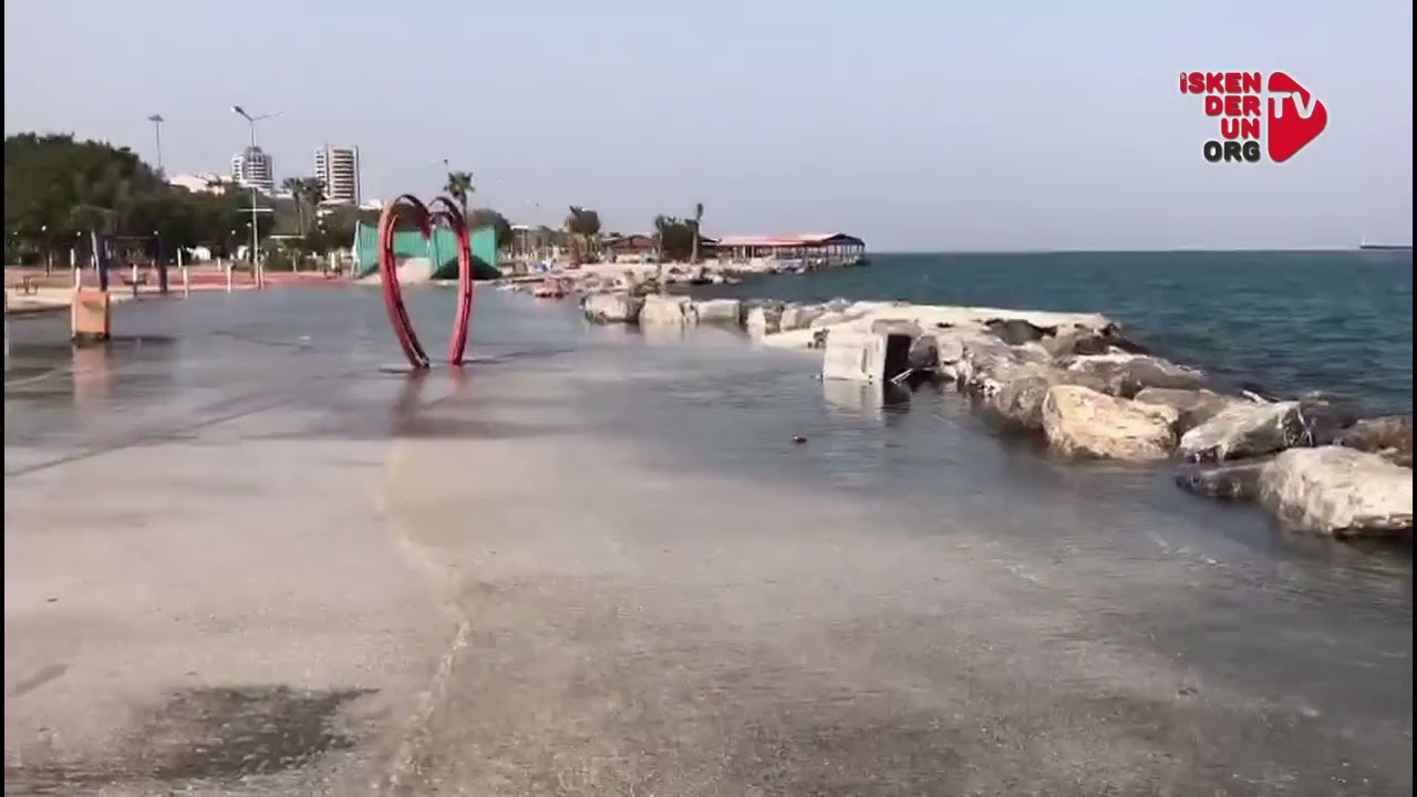 İskenderun&rsquo;da r&uuml;zgarla birlikte yine deniz taştı!