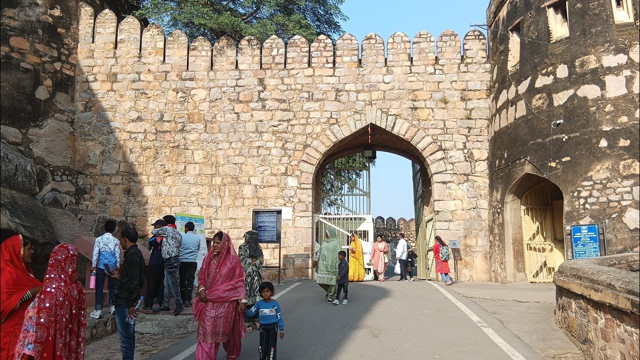 Jhansi Fort - It is a 17th-century architectural monument