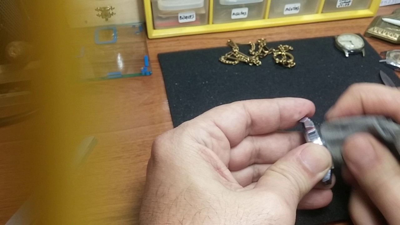 Como quitar a un reloj los arañazos del cristal plexi con limpiador de vitrocerámica. 1ª Parte