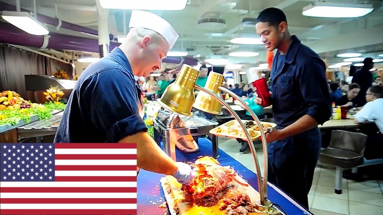 Обед в День благодарения авианосца USS Carl Vinson (CVN 70) ВМС США.