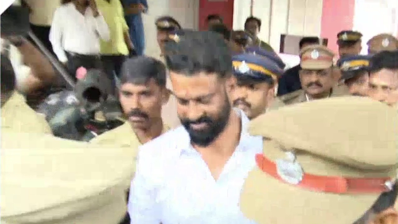 കസ്റ്റഡിയിൽവിടാത്ത പ്രതിക്കൊപ്പം SI പോയതെന്തിന്? സുഗതനെ ഹാജരാക്കിയപ്പോൾ കോടതിയിൽ നാടകീയ രംഗം