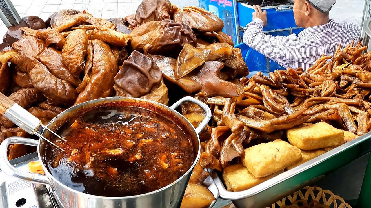 Pig's Intestine, Stomach & Chicken's Legs Steam - Cambodia's Greatest Street Food
