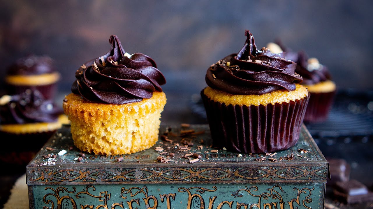 Fluffy EGGLESS Vanilla Cupcakes (optionally VEGAN!)
