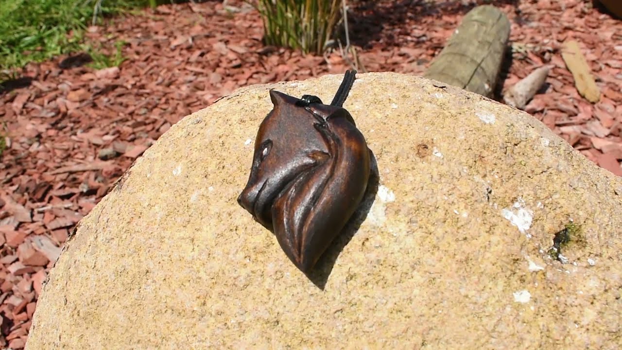 Colgante de  lobo a base de madera sobrante