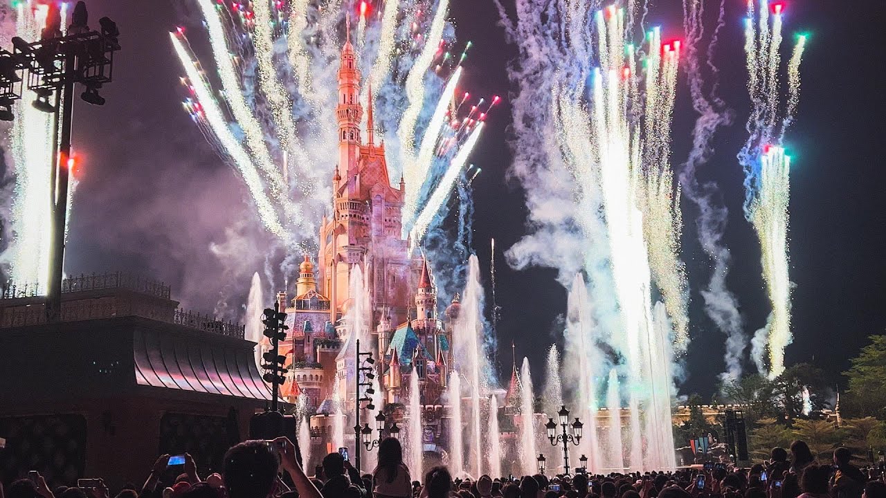 Goodbye Hong Kong Disneyland | Watching Momentous Fireworks and Our Last Night in the Park!