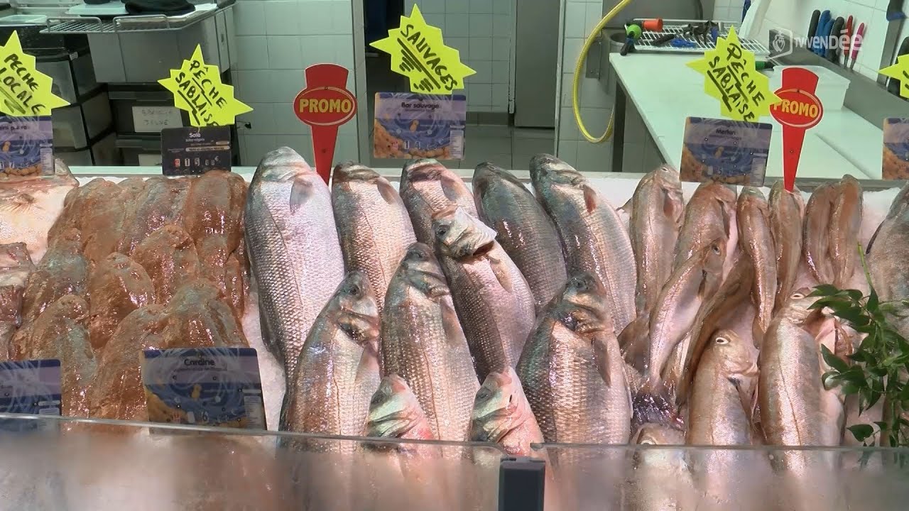 Les Sables d'Olonne : poissonniers et clients face aux restrictions imposées aux pêcheurs de Vendée