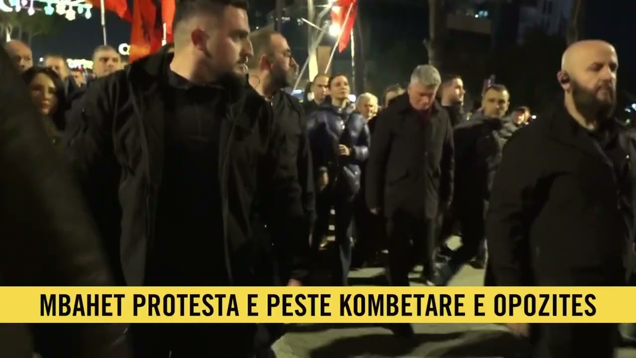 Protestuesit marshojne nga Kryeministria drejt Drejtorise se Policise