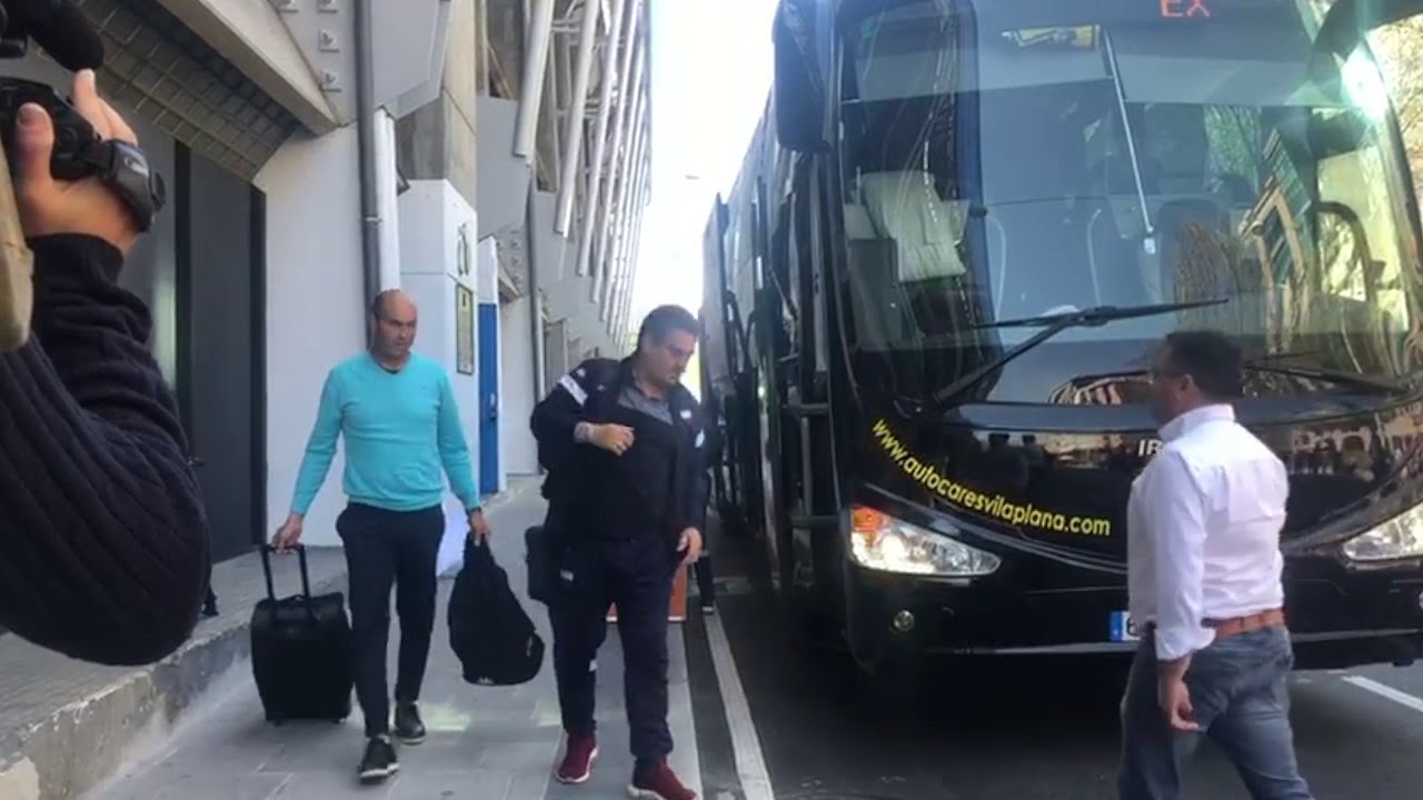 Deportivo Extremadura: Llegada del autobús del Extremadura a Riazor