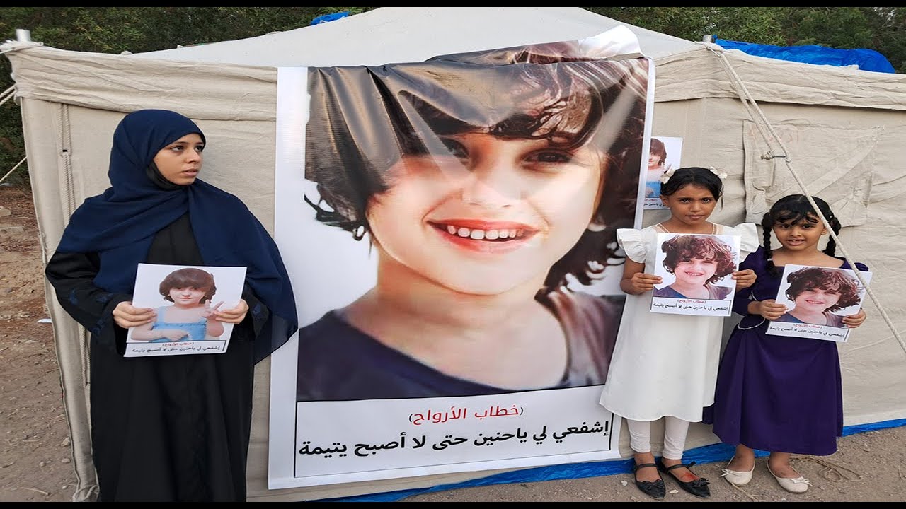 بنات حسين هرهره ينصبين خيمة عند قبر حنين البكري ويطلبن الشفاعة لوالدهن