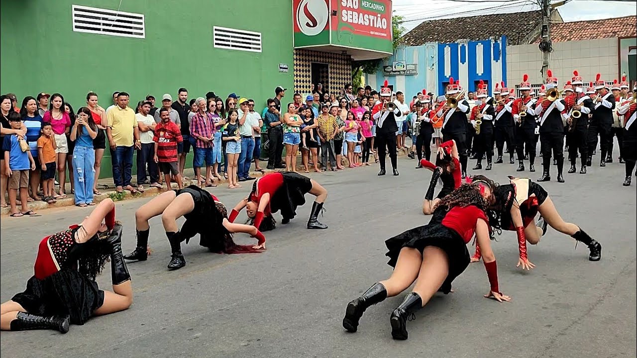 VEJA COMO FOI O HASTEAMENTO DAS BANDEIRAS EM CACIMBA DE DENTRO PB, APRESENTAÇÃO DA BANDA MARCIAL