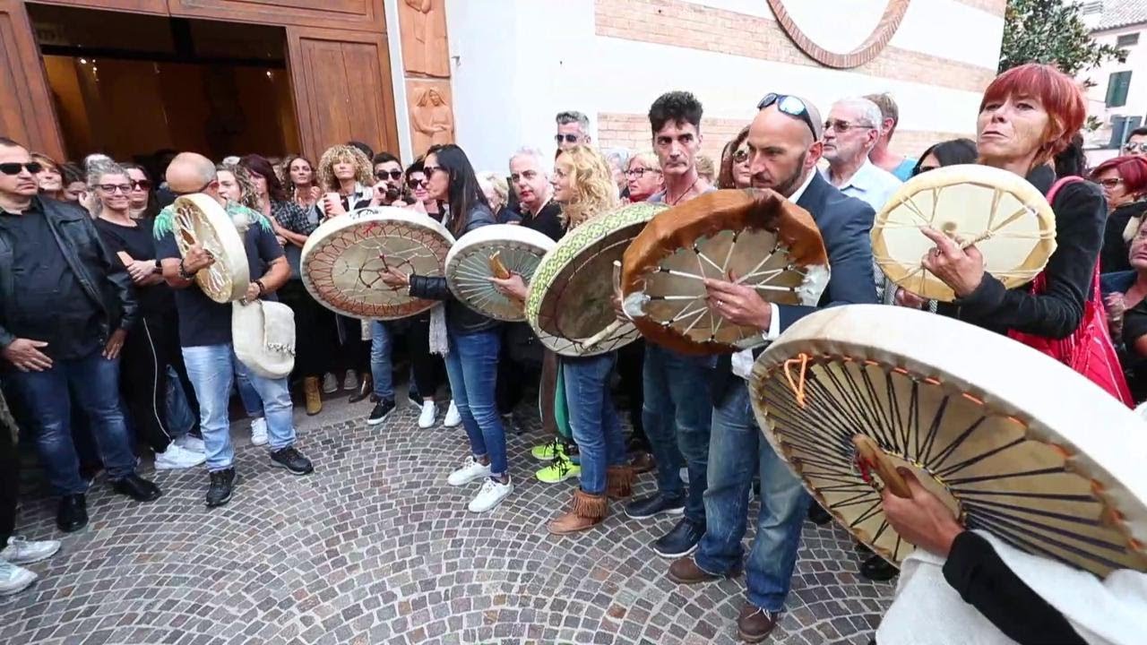 Commozione e percussioni per l'addio all'amico Alessandro