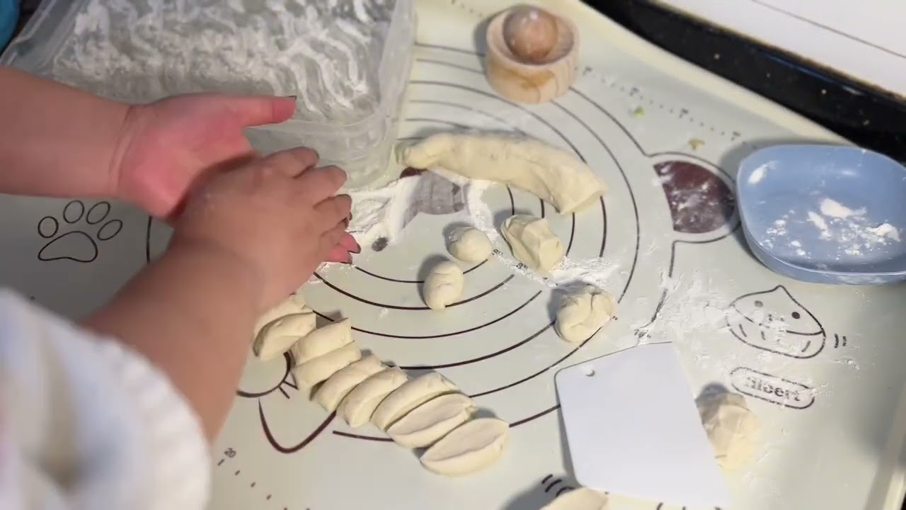 擀皮小白有了新武器，终于可以不靠别人人，完整完成一次包饺子#baozimukbang @YiZ-g3r #中华料理#包饺子 