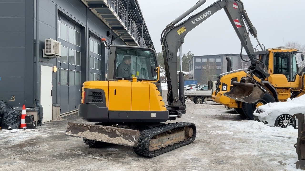 Köp Grävmaskin Volvo EC55C med rotator och redskap på Klaravik