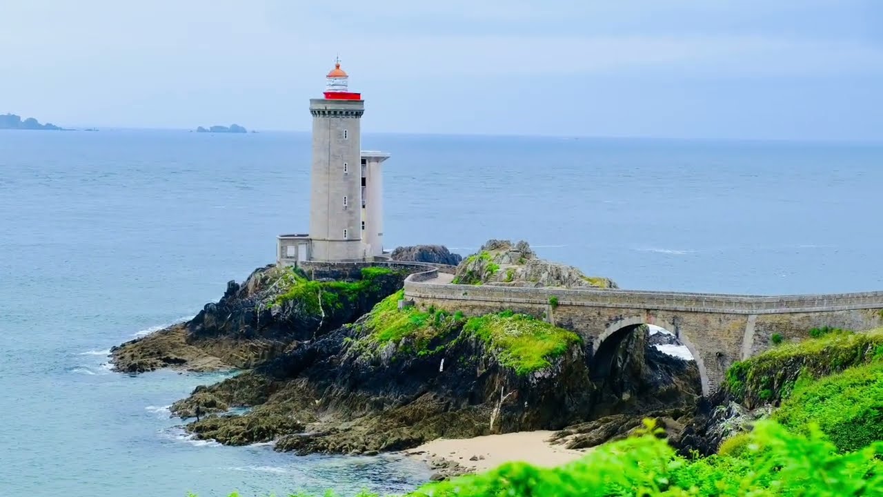 法国小猫角灯塔（Phare du Petit Minou）位于布列塔尼大区普卢扎内（Plouzané），是布雷斯特港入口处的重要航标。该灯塔建于1848年。