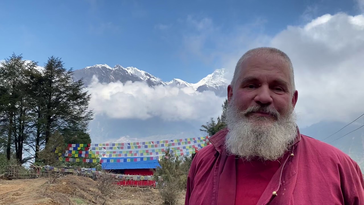 སྦས་ཡུལ་ཡོལ་མོ་གངས་ར་ནས་ཕྱི་གླིང་པའི་ཚེ་བློས་བཏངས་ཀྱི་རི་ཁྲོད་པ་ཞིག་དང་ཐུག this West retreat monk,