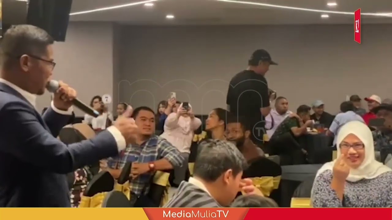 Mamat beramah mesra dengan penonton sambil menyanyikan lagu hitsnya ‘Salju Di Danau Rindu’