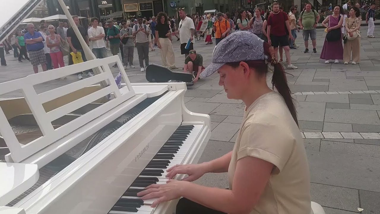 Street Piano!Open Piano Stephahns Platz 😎😍
