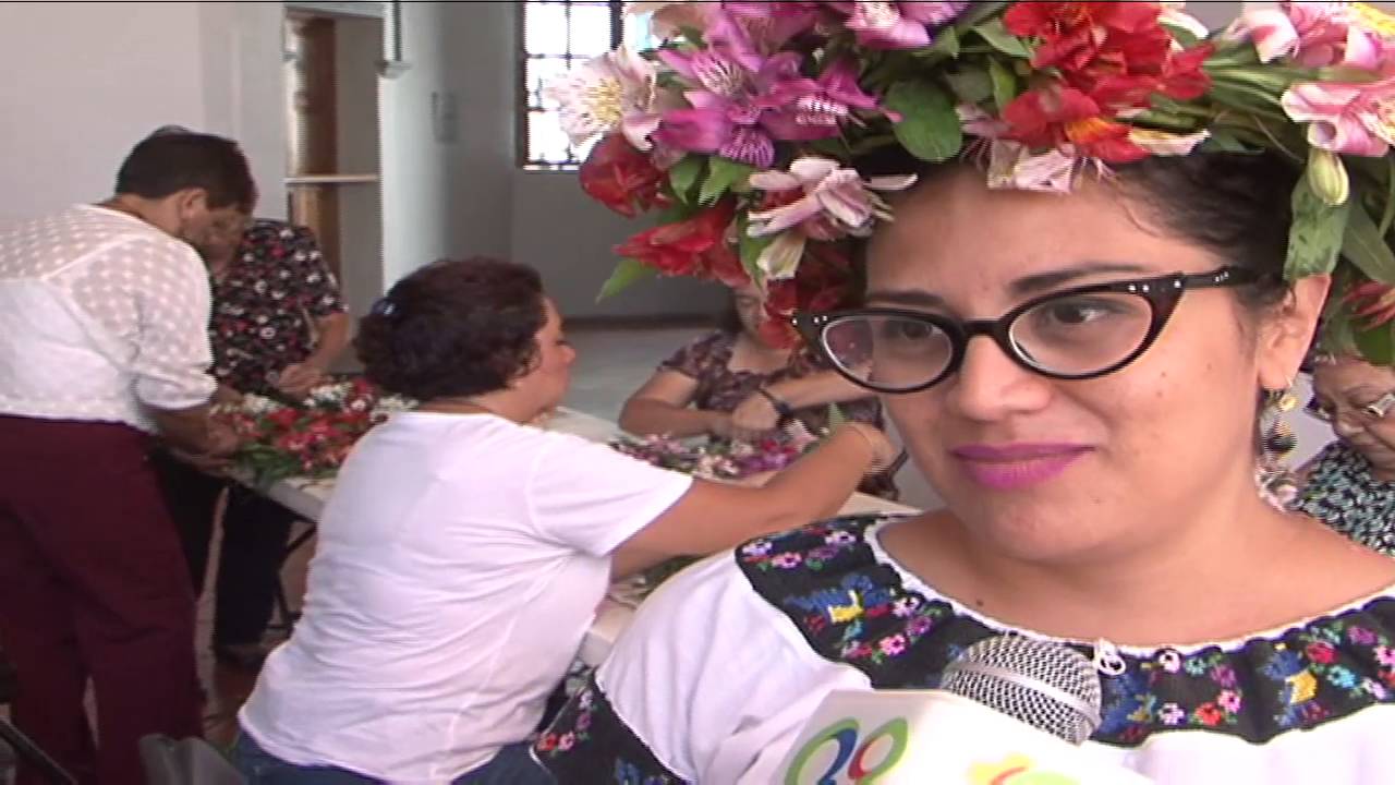 Rescatan tradición  zoque de elaboración de coronas con flores naturales