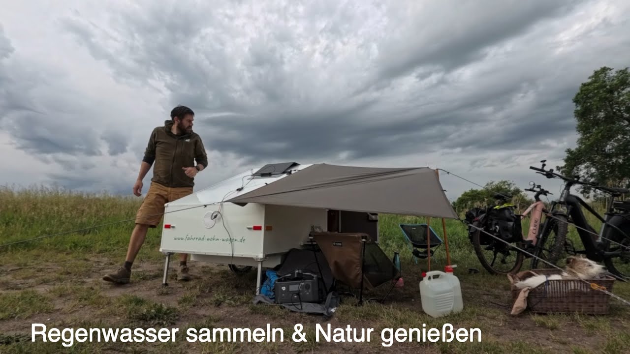 am Fahrradwohnwagen verweilen