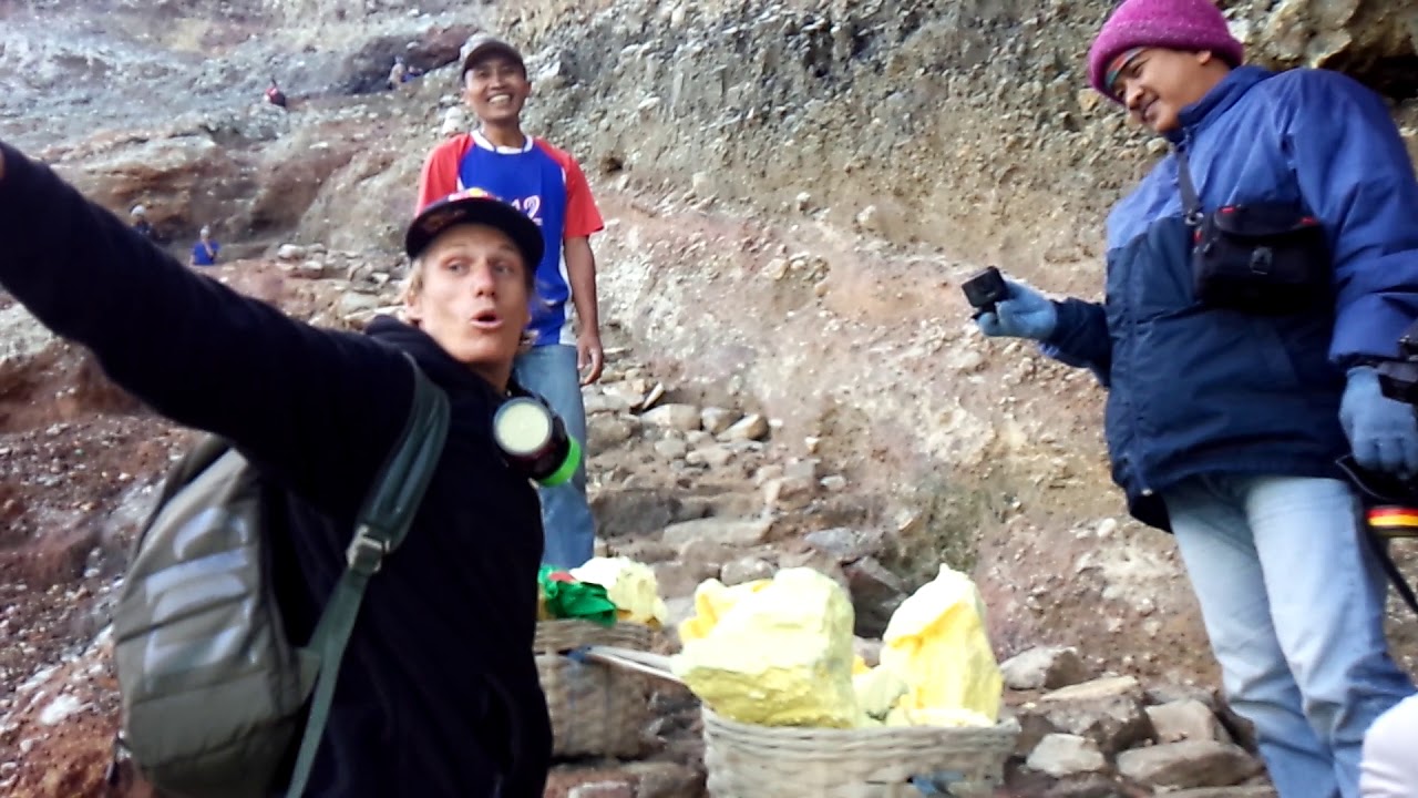 Bule jerman coba angkat pikulan belerang di kawah Ijen