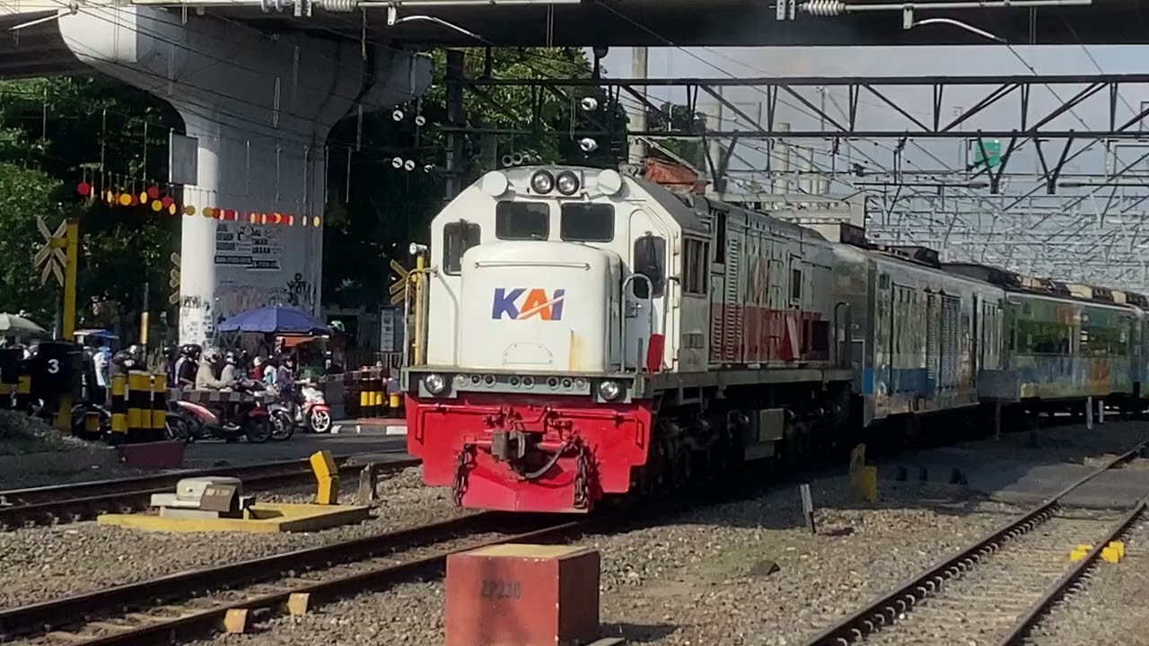 MOMEN LANGSIR GERBONG CC201 DI STASIUN LEMPUYANGAN | HUNTING PART 137.