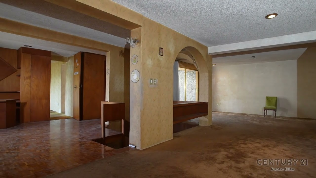 Se vende casa para remodelar, con cancha de squash, terraza, jardín, oficina