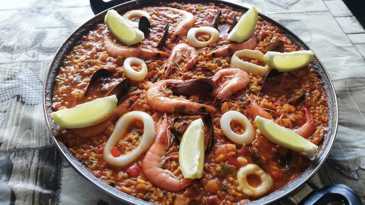 بايلا اسبانية على اصولها بفواكه البحر بطريقتي جد لذيذة 😋 paella #de marisco española a mi manera#