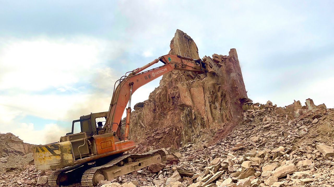 Excavator vs Mountain! Dangerous High-Altitude Work – Extreme Heavy Equipment
