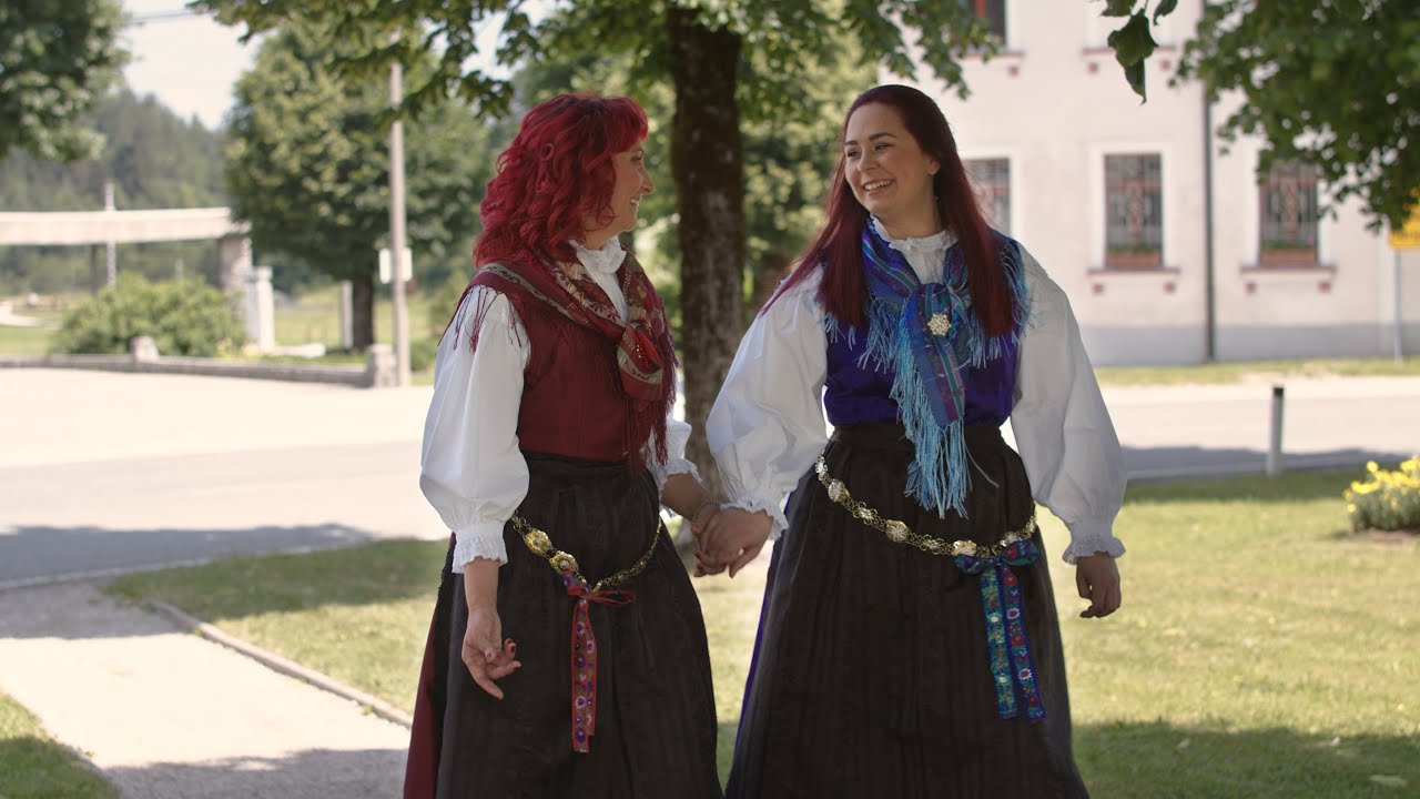Ansambel Javor - DEKLICA MALA  (Uradni videospot)