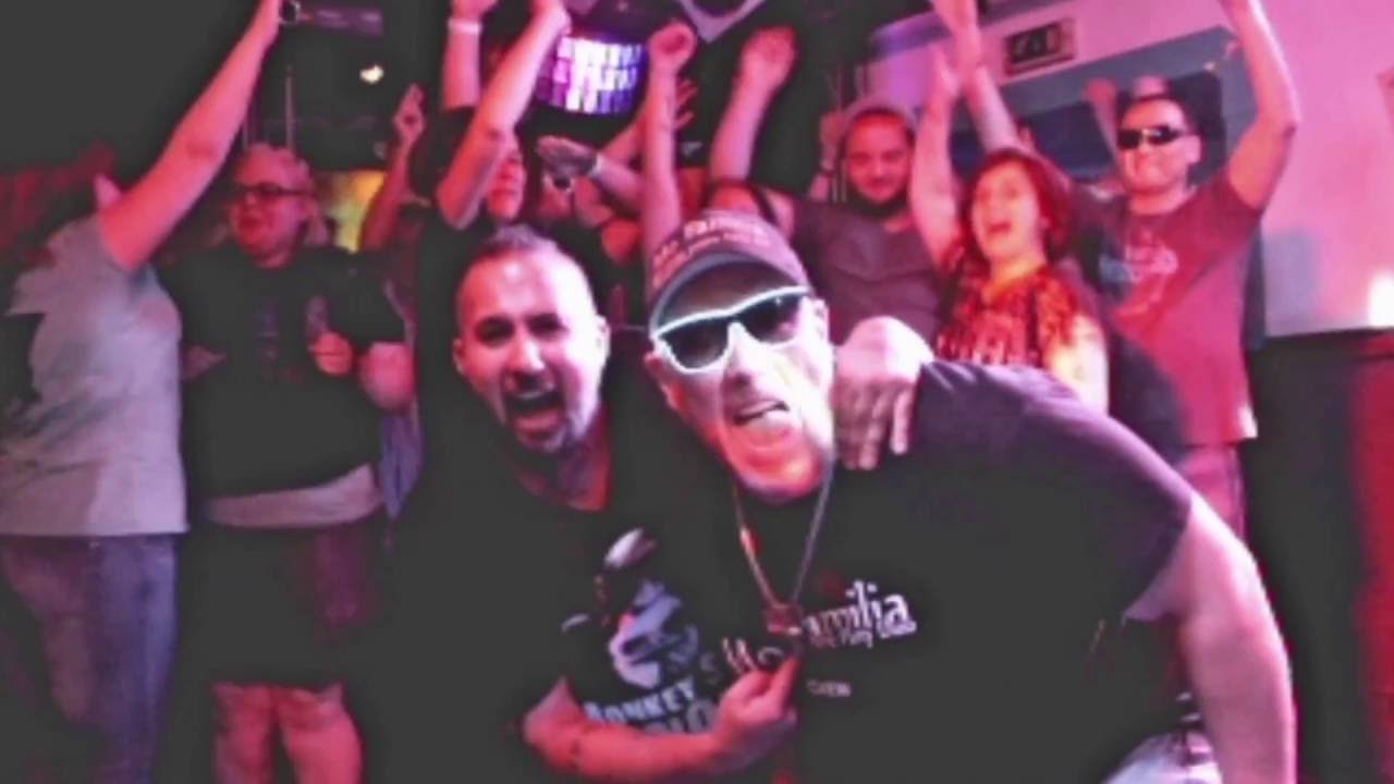 Hey Dj (mach lautaaaa) - Mo Familia