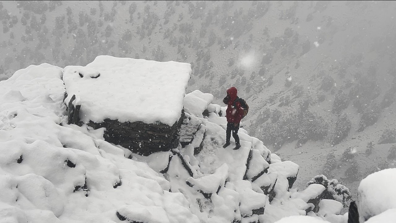 Caught in a Heavy Snowfall And Rain-Stone Survival Shelter, camping in Snowfall.