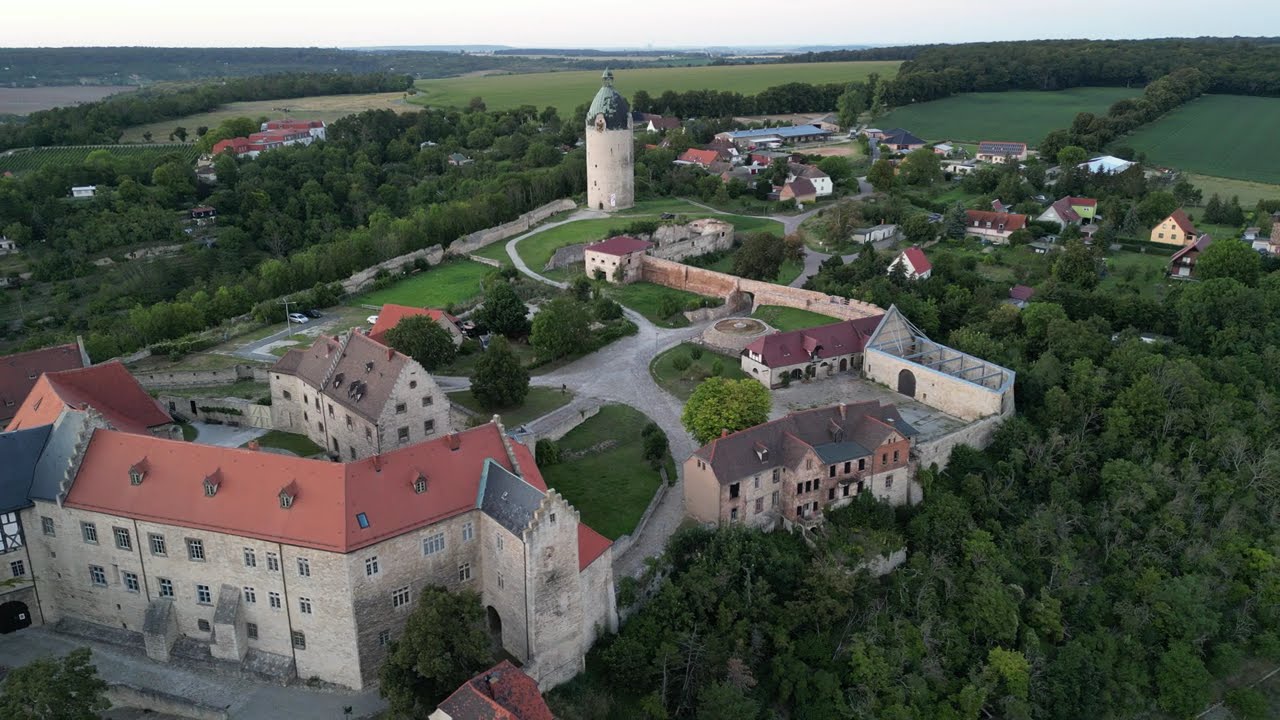 Drohnenumkreisung Schloss Neuenburg (with Subtitles)