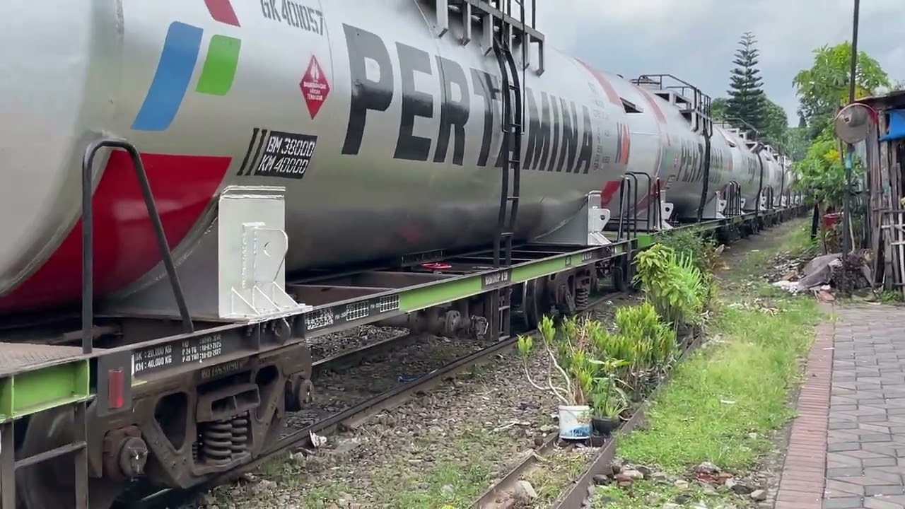 Lewat Depan Rumah Warga | Lokomotif CC 203 Membawa Gerbong Tangki