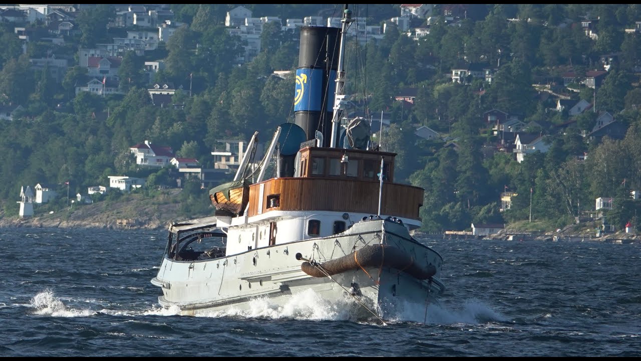 Vi er med taubåten Thor III ut for å ønske DS Styrbjørn, bygget i  1910, god tur til Narvik.