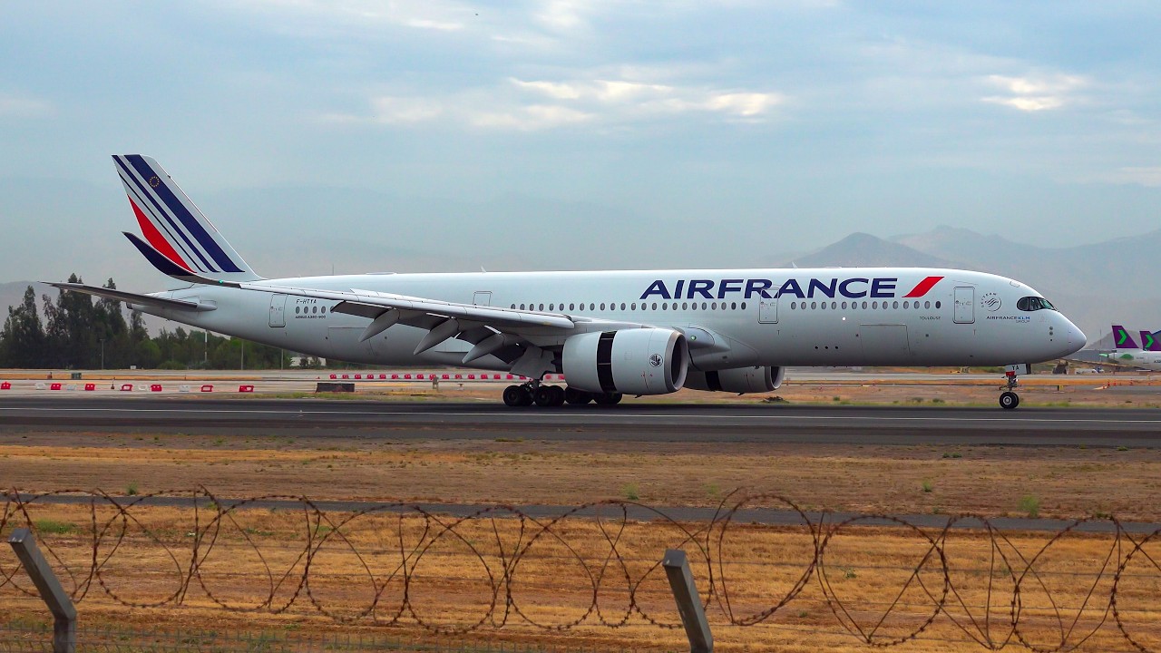 “Toulouse” A350 from Air France landing and taking off from Santiago [SCL].