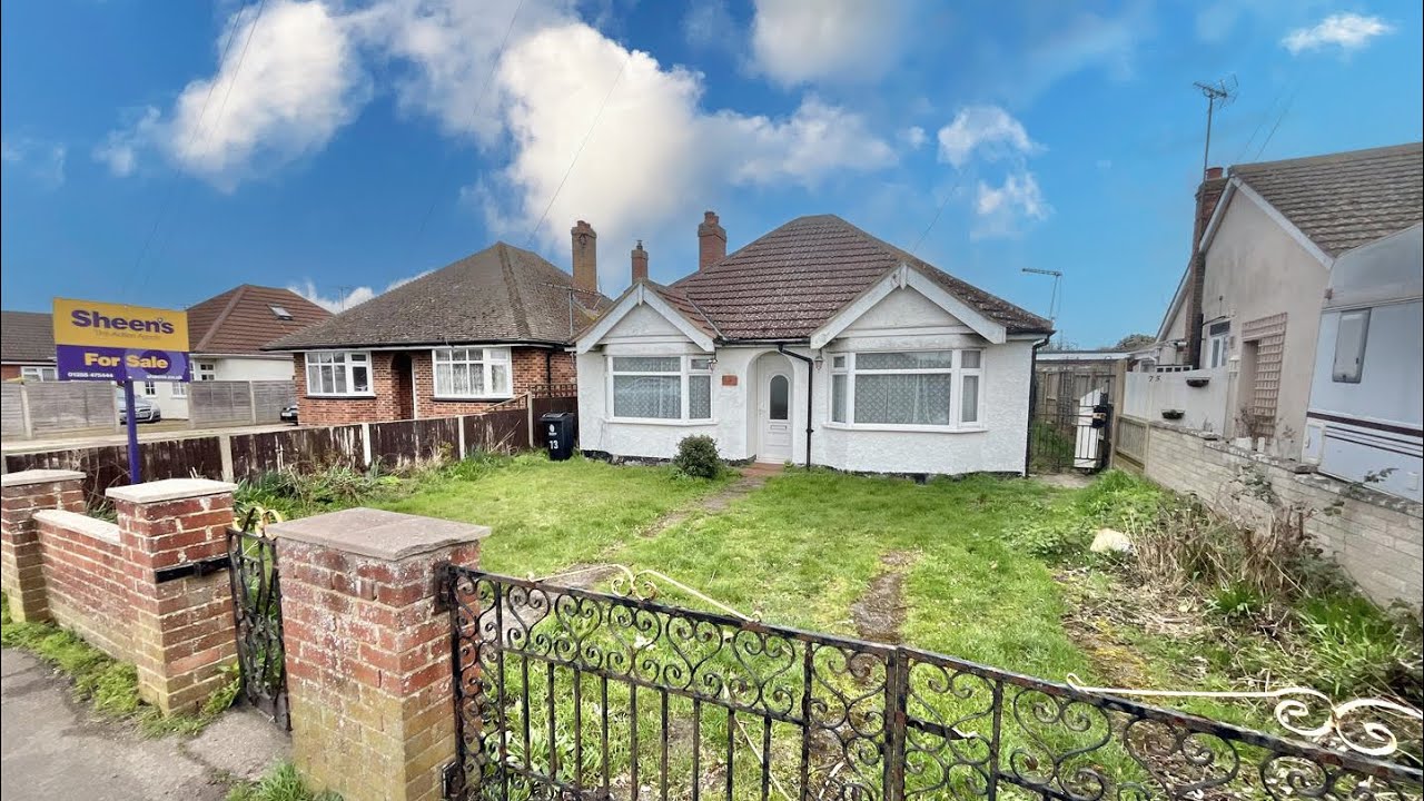 BUNGALOW WITH HUGEEE GARDEN! - Jaywick Lane, Clacton-on-Sea