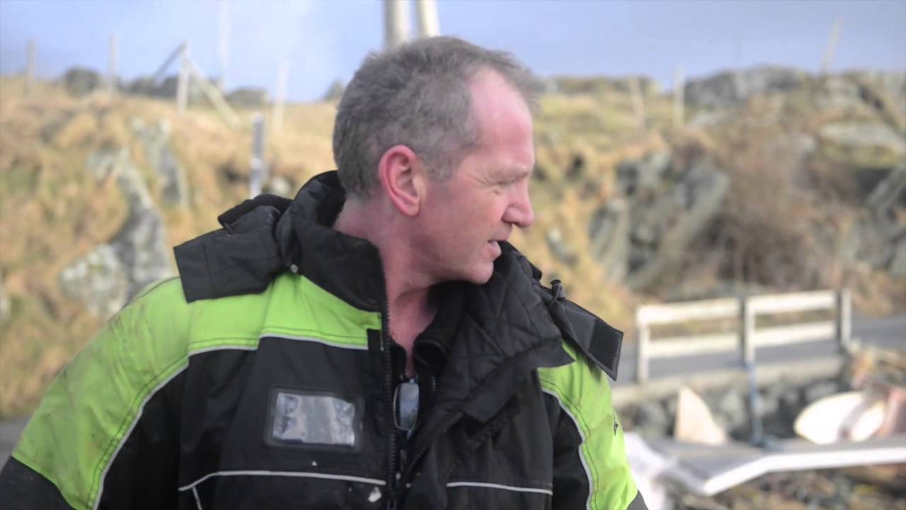 T&oslash;mmer og materialer driver i land p&aring; Karm&oslash;y