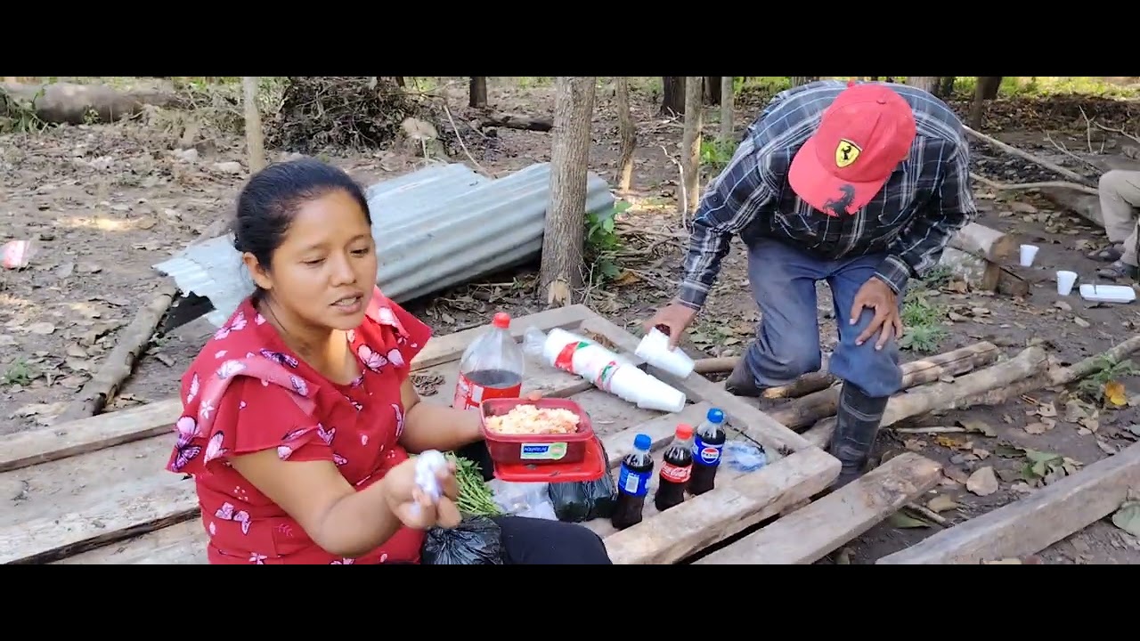 Compartiendo con cushin y Juana nuestros alimentos. 