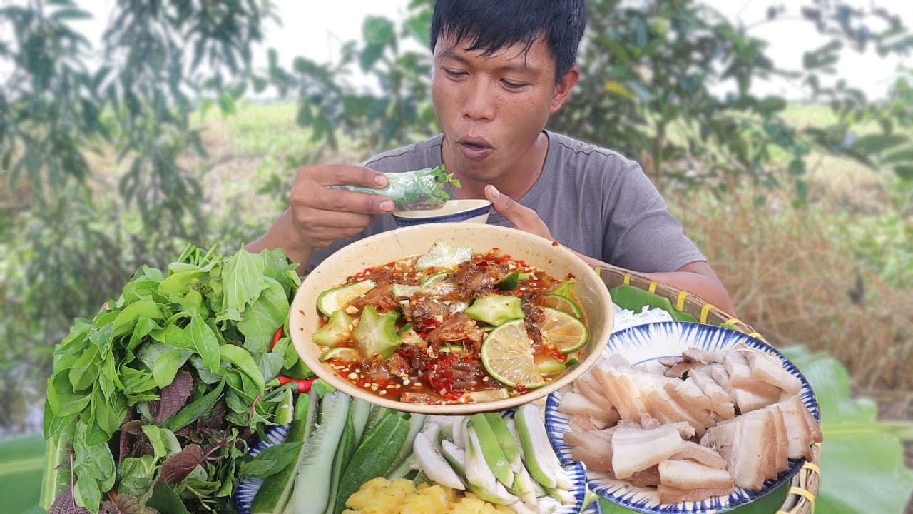 Mắm Còng, Thịt Ba Rọi Cuốn Rau sống Quê Nhà | VTNam Vlog #152