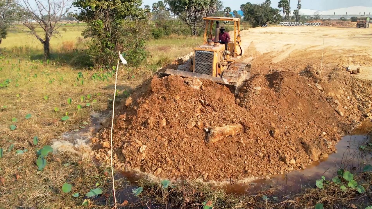 Perfect action, large landfill, fully filled, towards the end of the land border