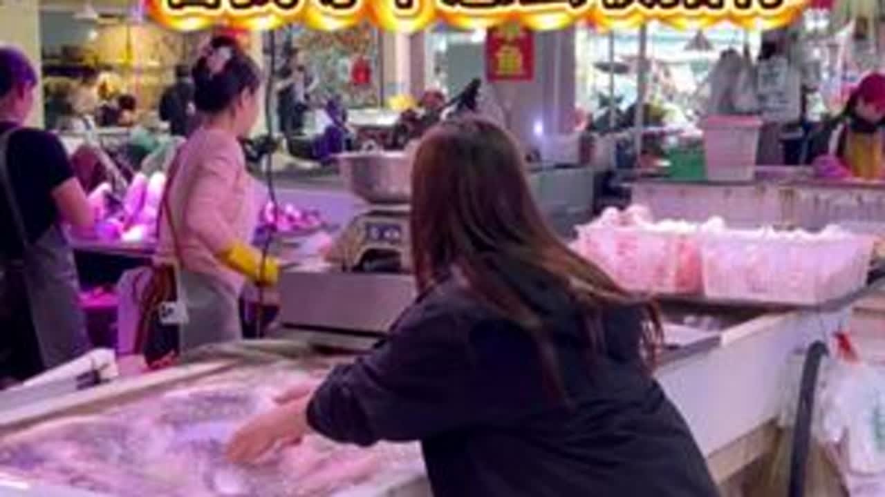 光天化日之下，这女的来我档口搞事情！被我抓到看我怎么收拾你！ #刀工 #杀鱼技术 #厨房菜刀 #菜市场