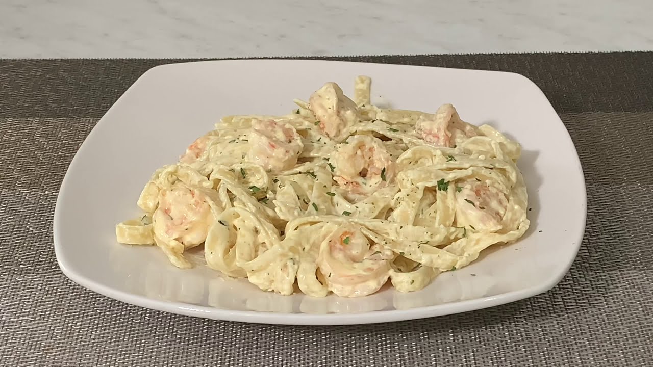 Fettuccine Alfredo con camarones