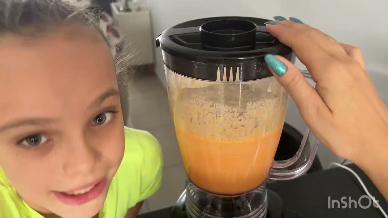 Fazendo receitinha de bolo com a mamãe 