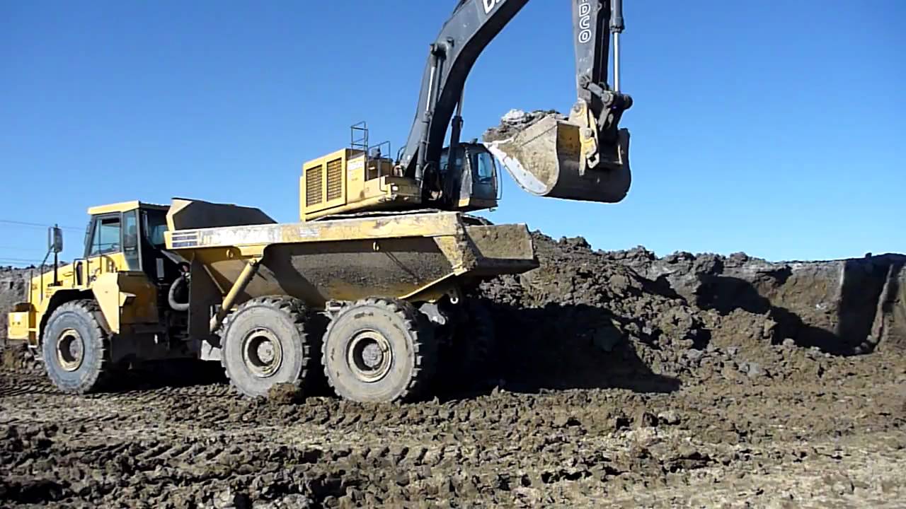 850D Loading trucks from pond
