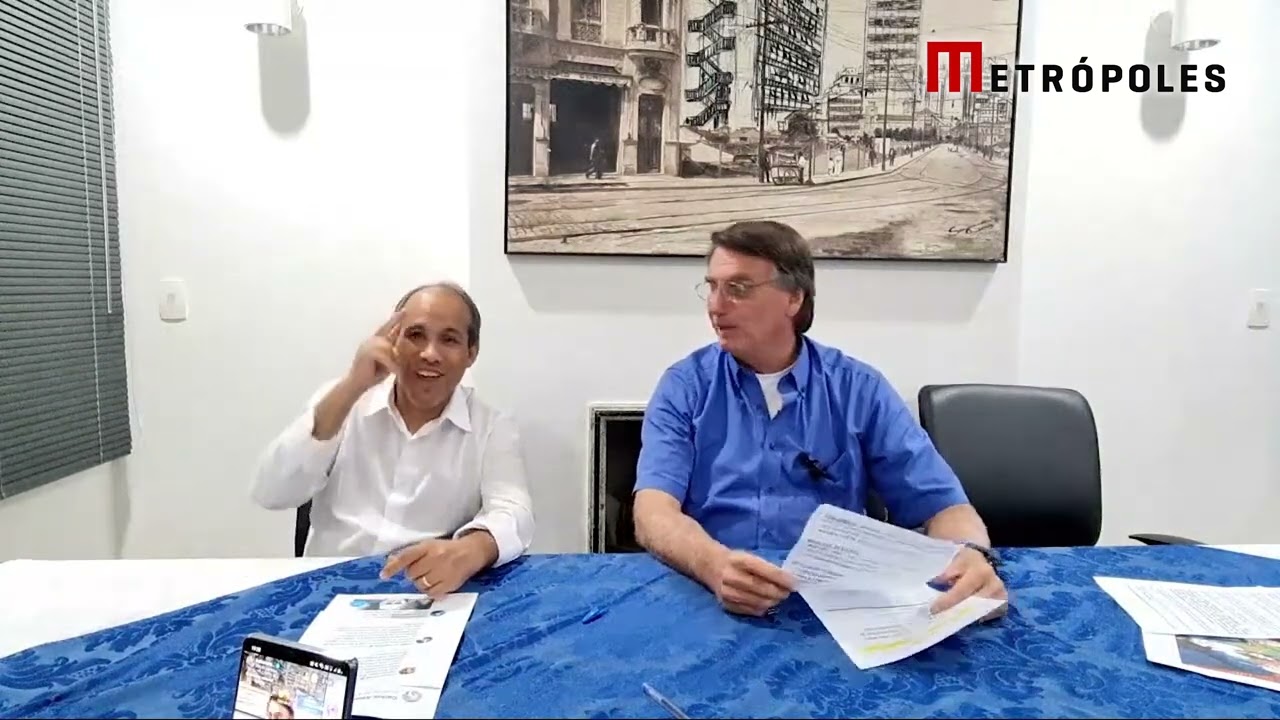 Intérprete de Libras de Bolsonaro sussurra nome de ministro e presidente se surpreende: 