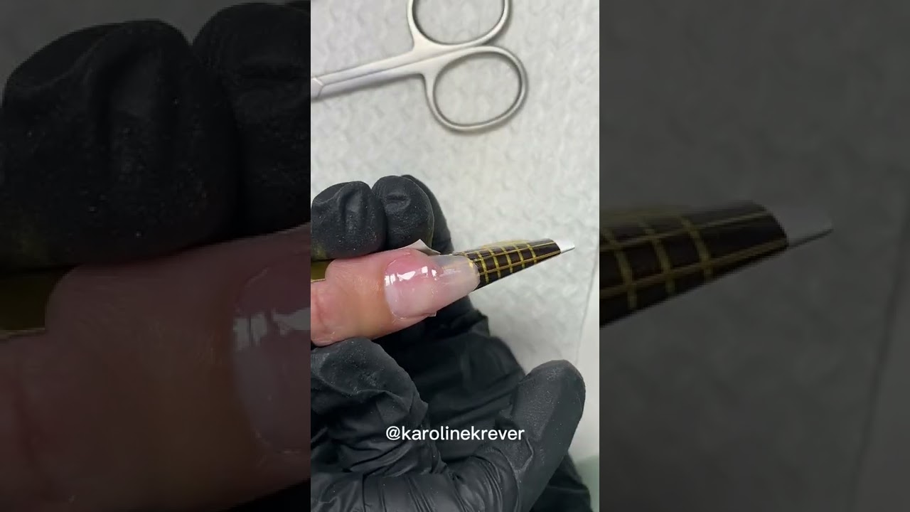 Alongamento de unha em unha roída no gel moldado